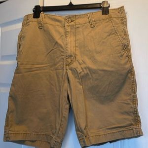 Old Navy men’s khaki flat front khaki shorts.